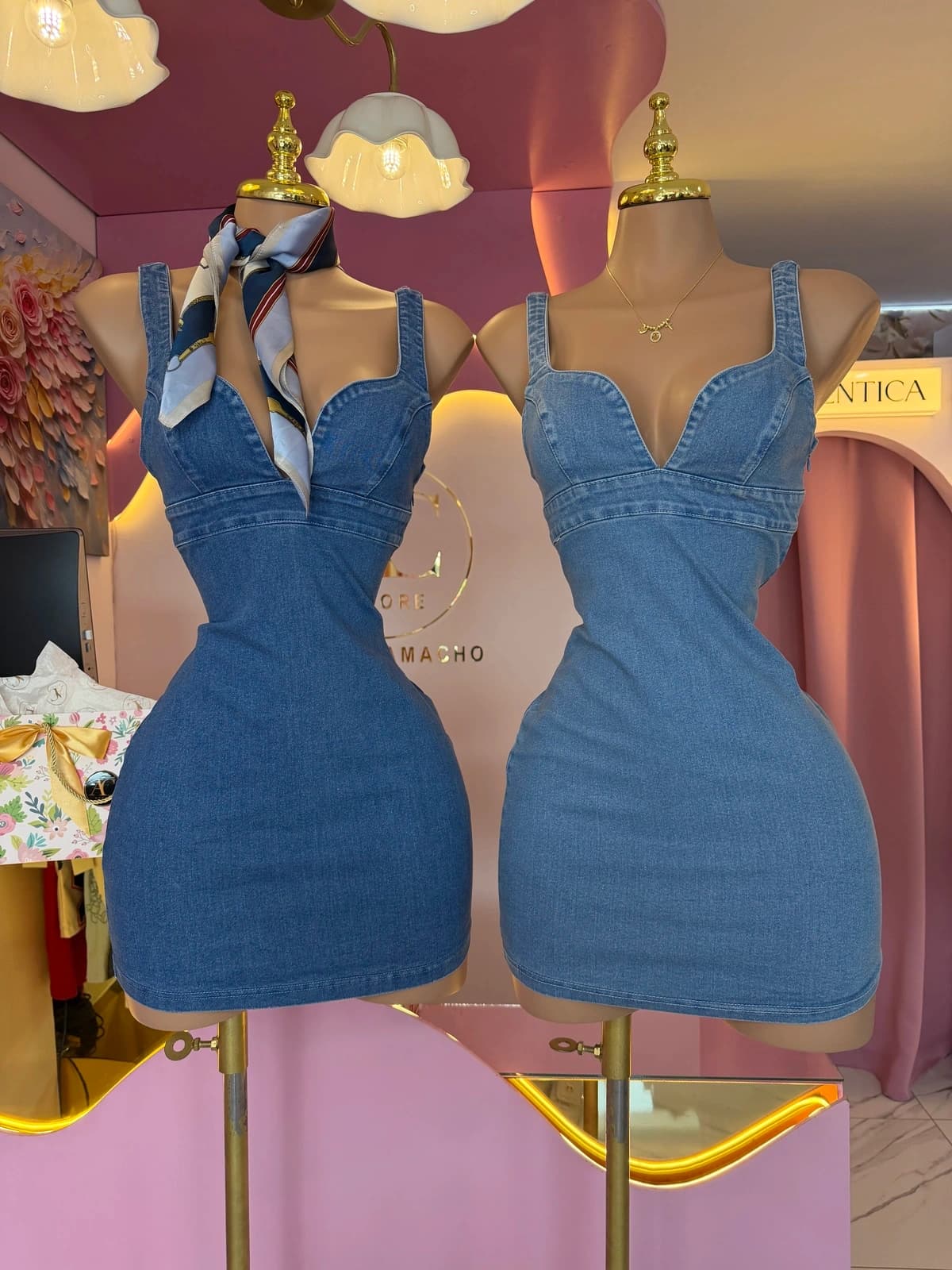 Vestido corto moño en espalda