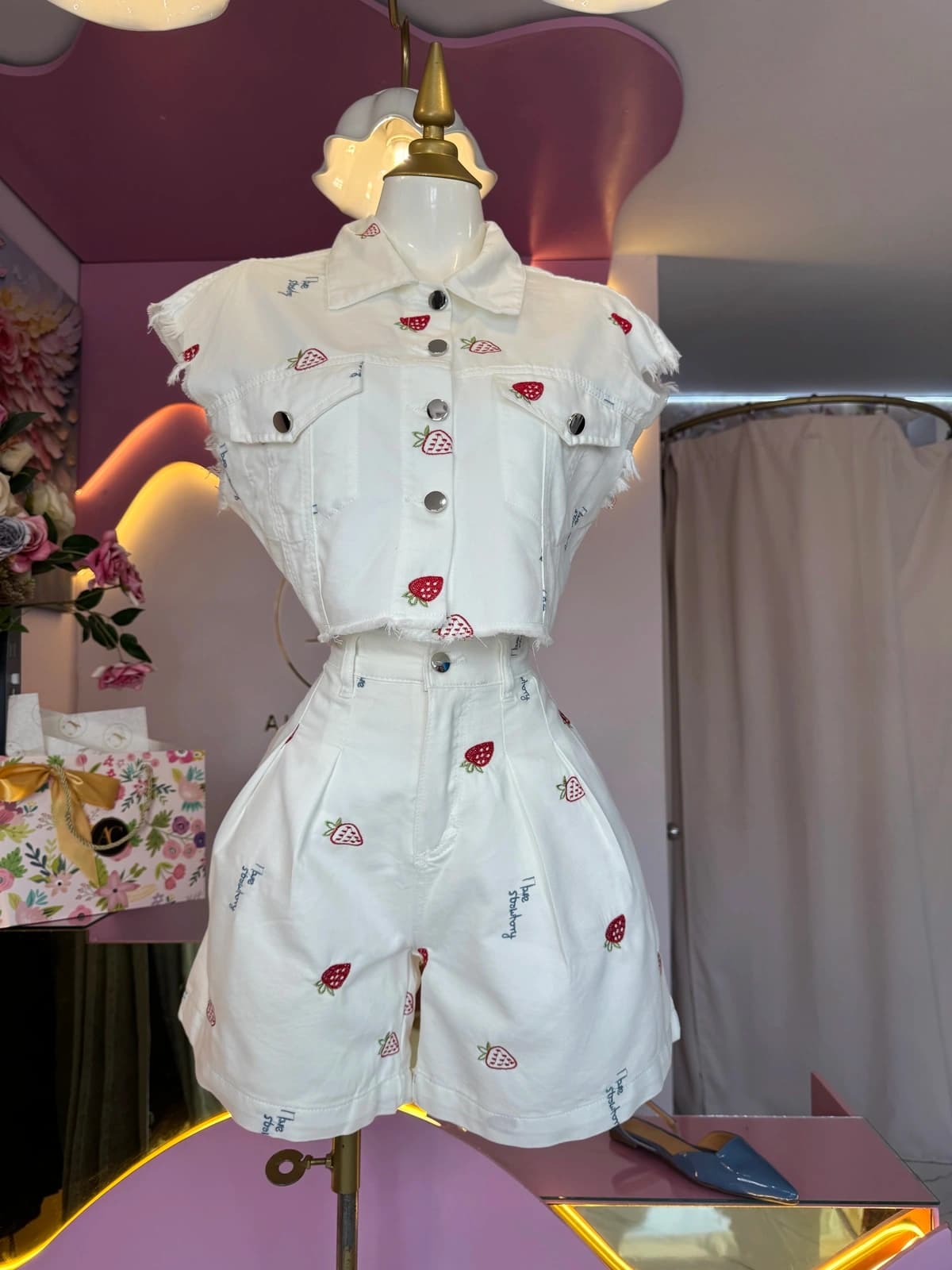 Conjunto de short con bordado de fresas