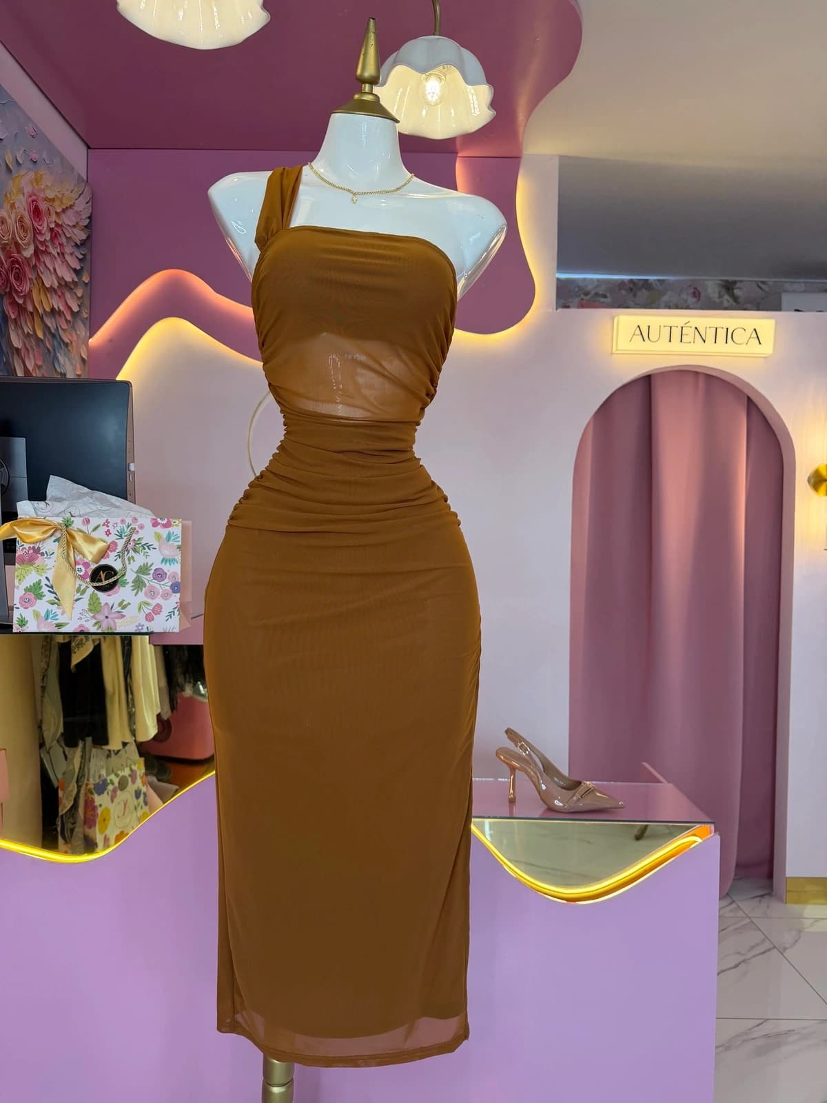Vestido midi de mesh con transparencia