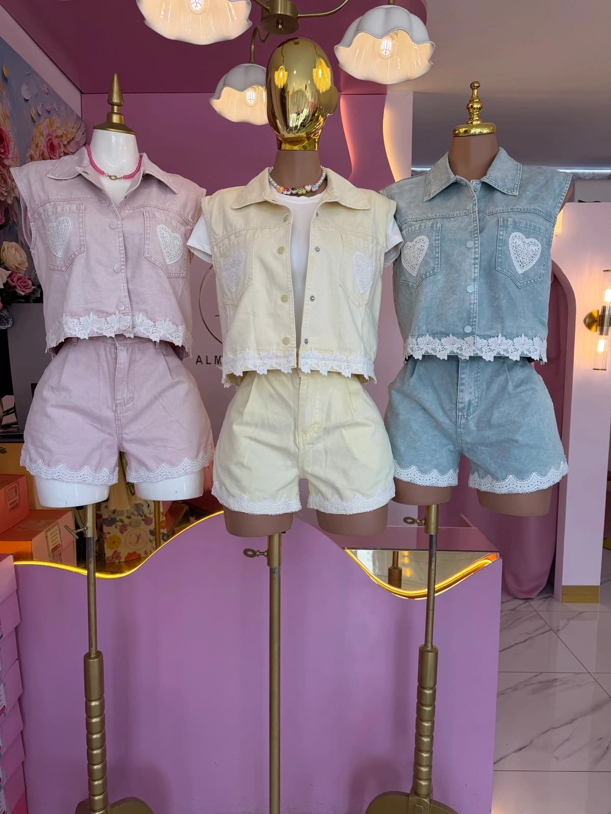 Conjunto de short con encaje y corazones
